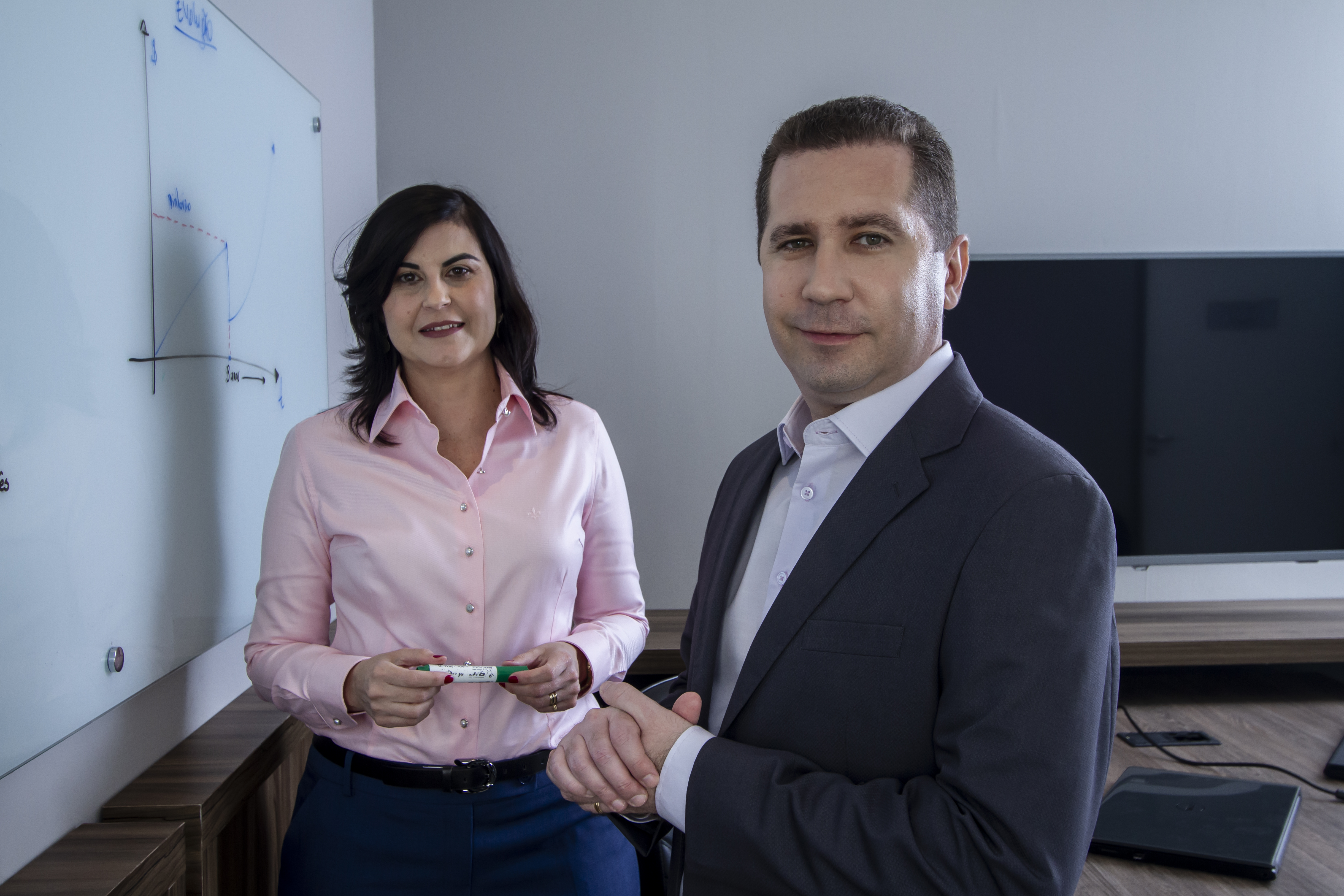 Consultores Dhoffmann com quadro de evolução — metodologia aplicada em farmácia